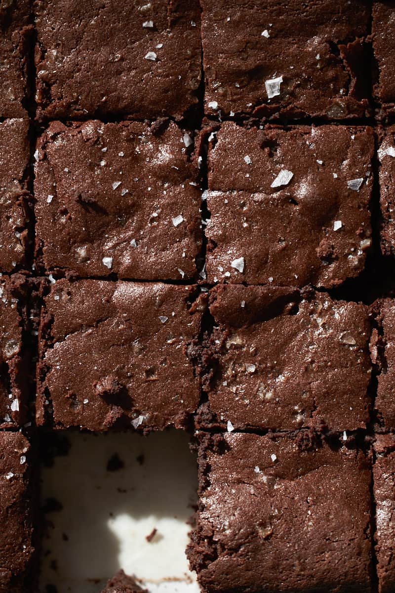 Closeup of sliced brownie squares.