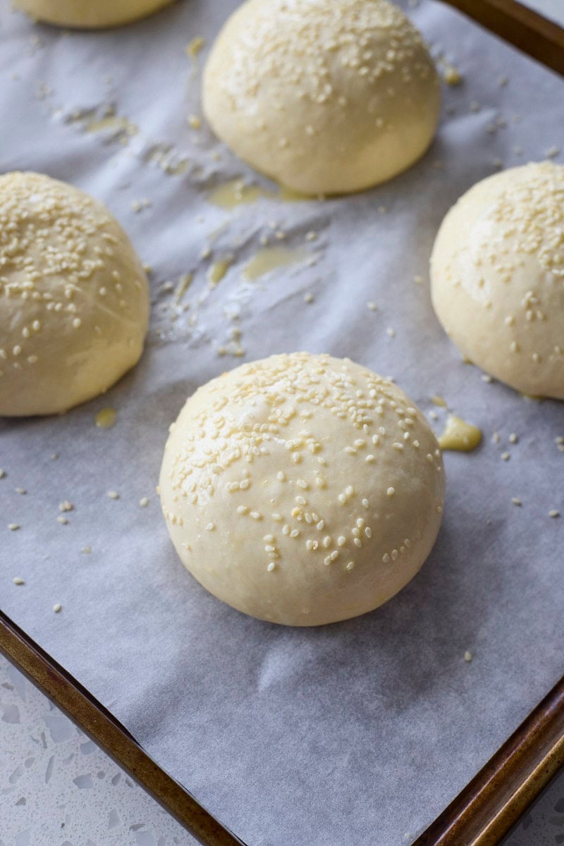 Buns sprinkled with sesame seeds.